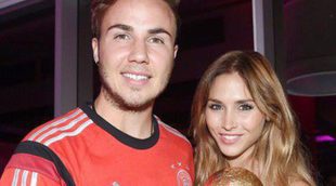 Mario Gotze disfruta de un paseo en yate junto a su novia Ann Kathrin Vida tras su victoria en el Mundial