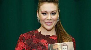 Alyssa Milano pasea embarazo promocionando su libro en Nueva York