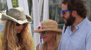 Carmen Cervera, Borja Thyssen y Blanca Cuesta, una familia feliz en las playas de Ibiza