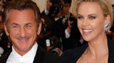 ¿Compromiso a la vista? Charlize Theron luce un anillo que dispara los rumores de boda con Sean Penn