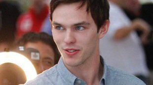 Nicholas Hoult cambia a Jennifer Lawrence por Riley Keough para irse de fiesta