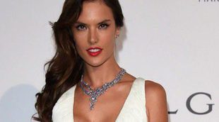 Alessandra Ambrosio se quita el bikini para tomar el sol junto a sus amigas