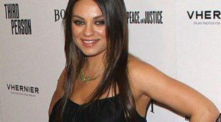 Mila Kunis luce su avanzado embarazo dando un paseo con Ashton Kutcher