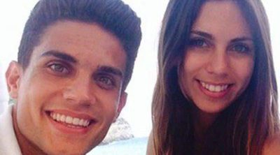 Melissa Jiménez se divierte en la playa con sus amigas aprovechando la ausencia de Marc Bartra