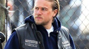 Charlie Hunnam explica en un divertido vídeo las razones de su ausencia en la Comic-Con