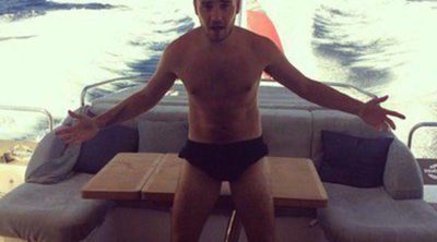 Liam Payne muestra su desmejorado torso mientras fuma y bebe a bordo de un yate