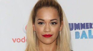 Rita Ora se marca un topless a su llegada a Los Angeles