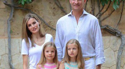 Los Reyes Felipe y Letizia posan junto a la Princesa Leonor y la Infanta Sofía en Marivent