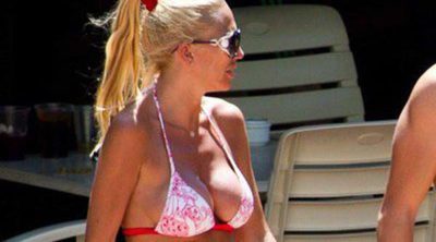 Belén Esteban recicla sus bikinis durante sus vacaciones en Benidorm con su novio Miguel