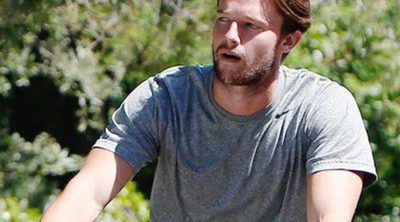 Patrick Schwarzenegger luce cuerpo paseando en bicicleta por Los Angeles