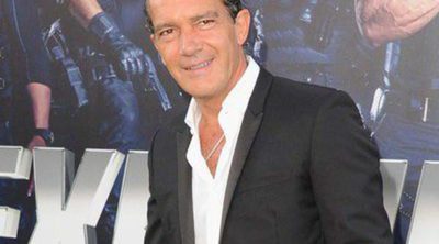 Antonio Banderas se deja ver rodeado de varias mujeres en Saint Tropez