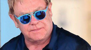 Elton John disfruta de sus vacaciones con su marido David Furnish y sus hijos en Saint-Tropez