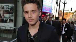 Brooklyn Beckham arropa a Chloe Moretz en el estreno de su película 'Si decido quedarme'