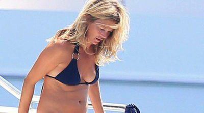 Kate Moss disfruta del final del verano a bordo de un yate en Formentera