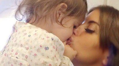 Daniella Semaan da un intenso beso a su hija Lia Fábregas