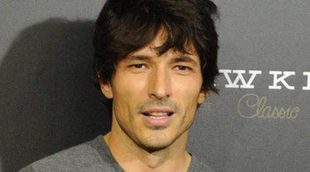 Andrés Velencoso, padrino de un acto de la MBFW tras disfrutar del verano junto a Úrsula Corberó