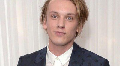 Jamie Campbell Bower, muy orgulloso de que su novia Matilda Lowther desfilara para Burberry