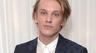 Jamie Campbell Bower, muy orgulloso de que su novia Matilda Lowther desfilara para Burberry