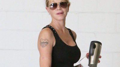 Melanie Griffith bromea con cambiar el "Te quiero" de su tatuaje por un "Que te jodan, Antonio"