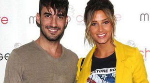 Israel Rodríguez y Corina Randazzo ya posan como pareja en el photocall