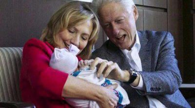 La familia Clinton da la bienvenida y presenta al mundo a la pequeña Charlotte