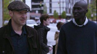 Ger Duany 'aprende' a conducir con Corey Stoll en este clip exclusivo de 'La buena mentira'