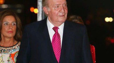 El Rey Juan Carlos recibe un premio arropado por Samantha Vallejo-Nágera y Ana Rodríguez