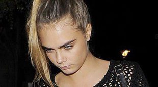 Cara Delevingne enseña el sujetador en una noche de fiesta con Poppy Delevingne