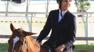 La Infanta Elena reaparece montando a caballo en el Real Club Pineda de Sevilla junto a Luis Astolfi