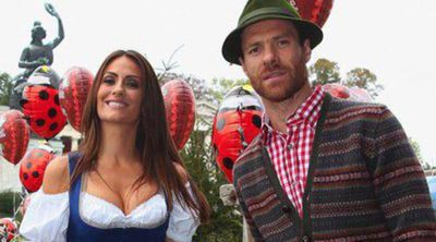 Xabi Alonso y Nagore Aranburu y Pepe Reina y Yolanda Ruiz celebran su primera Oktoberfest en familia