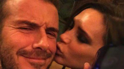 David y Victoria Beckham brindan por los recientes éxitos de la diseñadora