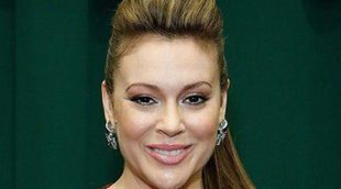 Alyssa Milano comparte una foto dando el pecho a su hija Elizabella