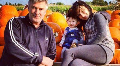 Hilaria Thomas hace yoga en la plantación de calabazas con Alec Baldwin y Carmen Gabriela