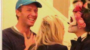 Chris Martin se divierte con una mujer sin pantalones tras romper con Jennifer Lawrence