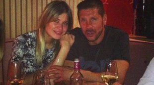 Diego Pablo Simeone celebra con Carla Pereyra la última victoria en Liga del Atlético