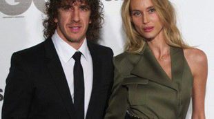 Carles Puyol y Vanesa Lorenzo esquivan a Malena Costa en los Premios GQ 2014