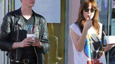 Dakota Johnson pasea su amor con su novio Matthew Hitt desmintiendo su falsa boda con Alessandro Proto