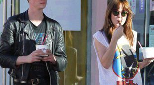 Dakota Johnson pasea su amor con su novio Matthew Hitt desmintiendo su falsa boda con Alessandro Proto