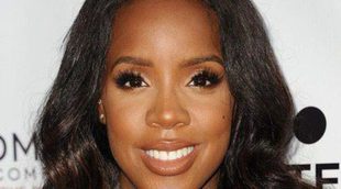 Kelly Rowland deja entrever a su pequeño Titan en una foto mientras le canta una 'nana'