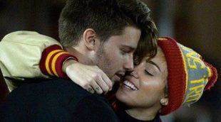 Miley Cyrus y Patrick Schwarzenegger confirman su romance con un apasionado beso