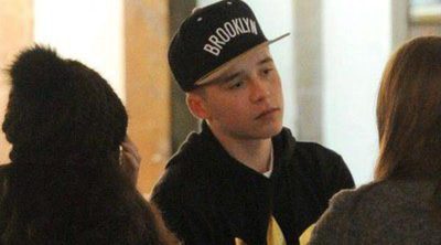 Brooklyn Beckham charla con amigas en el Winter Wonderland del Hyde Park de Londres