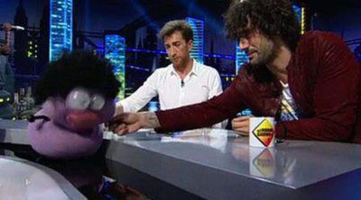 Melendi promociona el lanzamiento de 'Un alumno más' luciendo nuevo look en 'El hormiguero'