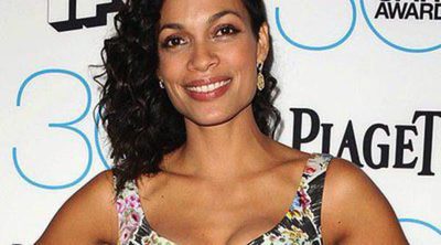 Rosario Dawson adopta una niña de doce años