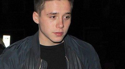 Brooklyn Beckham, de evento caritativo con dos amigas en el centro de Londres