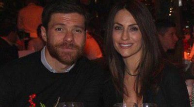 Xabi Alonso con Nagore Aranburu y Pepe Reina con Yolanda Ruiz y sus hijos celebran la llegada de la Navidad