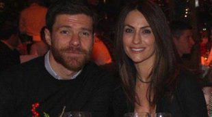 Xabi Alonso con Nagore Aranburu y Pepe Reina con Yolanda Ruiz y sus hijos celebran la llegada de la Navidad