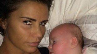 Katie Price comparte fotos de su bebé Bunny y se alaba a sí misma por perdonar las infidelidades de Kieran Hayler