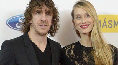 Carles Puyol recibe un premio por su carrera futbolística arropado por Vanesa Lorenzo