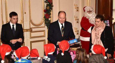 Alberto de Mónaco reparte regalos de Navidad con sus sobrinos Louis y Camille mientras la Princesa Charlene está en el hospital