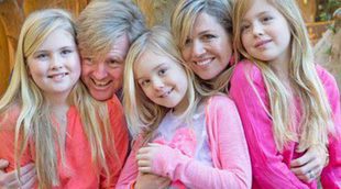 Guillermo Alejandro y Máxima de Holanda irradian felicidad con sus hijas en su posado navideño en Argentina